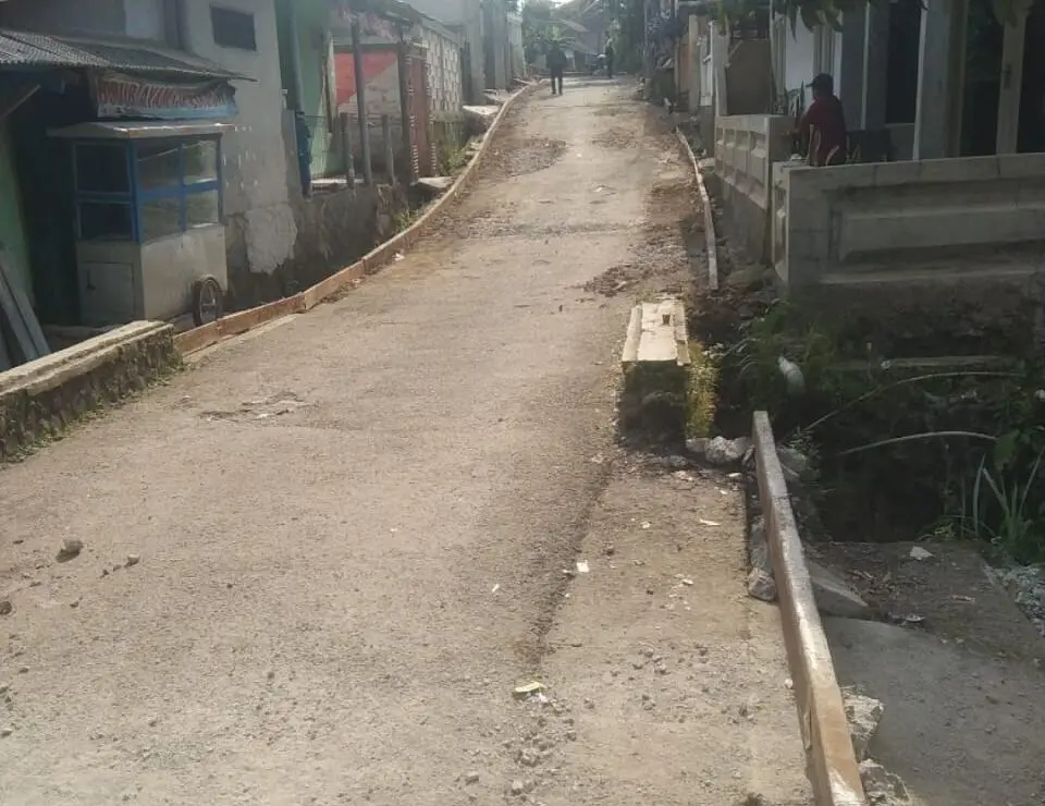 Pengerjaan Rabat Beton di Desa Cipeujeuh Diduga Tidak Transparan