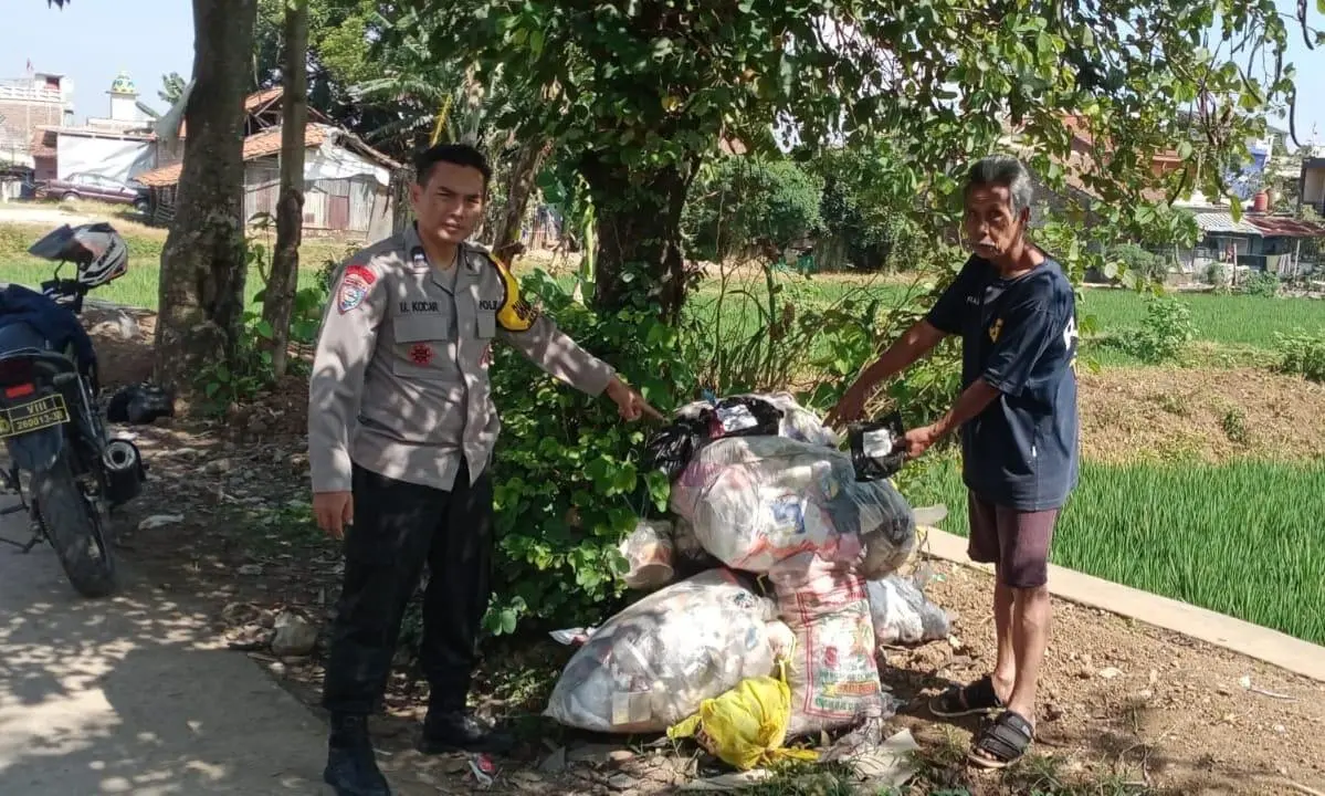 Warga dan Bhabinkamtibmas Tinjau Lokasi Pembuangan Sampah Sembarangan di Desa Citeureup