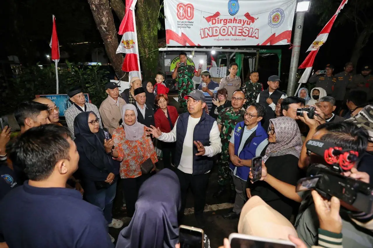 Walikota Bandung Monitoring Kegiatan Siskamling Sambil Bagikan Bantuan Sosial Untuk Lansia