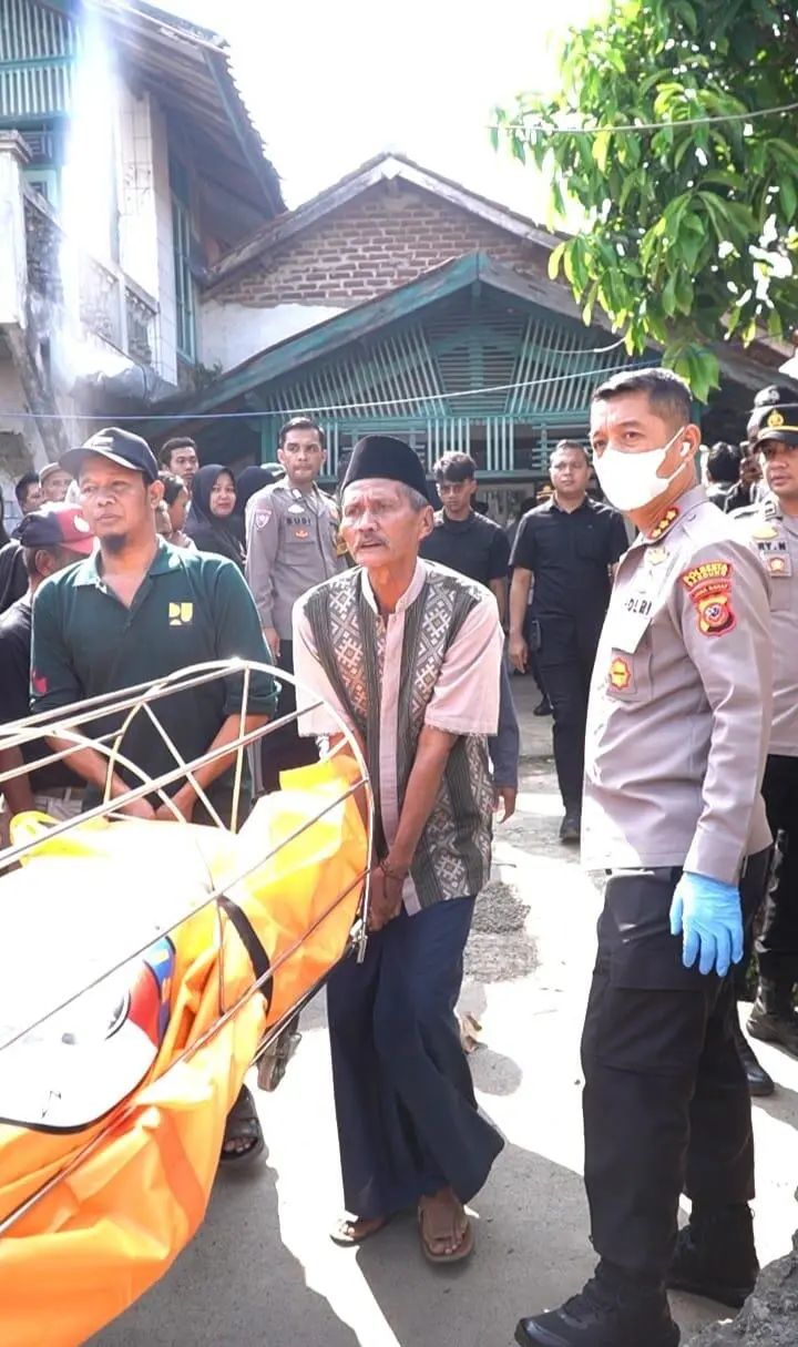 Polisi Evakuasi Seorang Ibu Yang Bunuh Diri dan Jerat Leher 2 Putranya