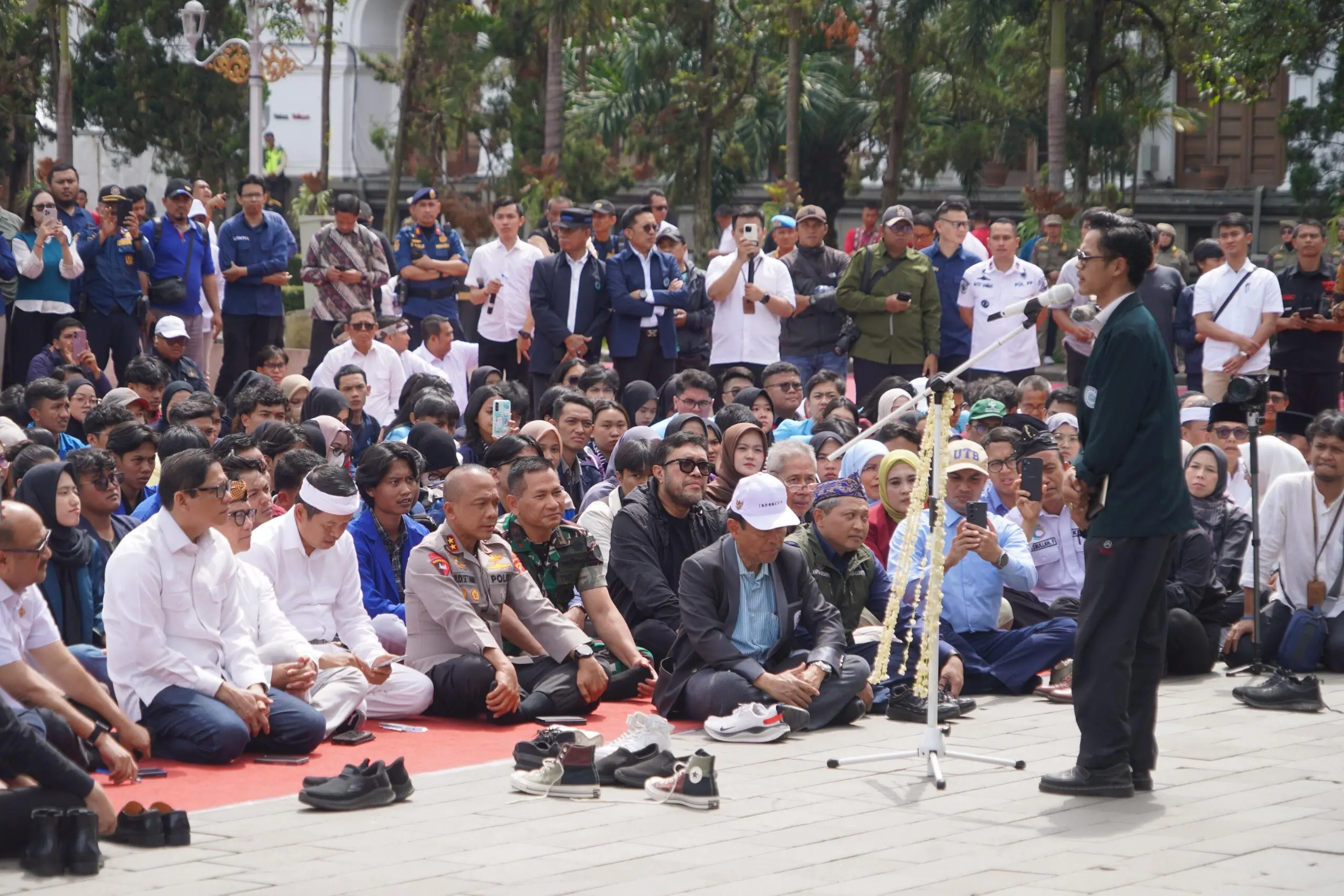 Pangdam III/Siliwangi dan Kapolda Jabar Dampingi Gubernur Jabar dalam Forum Dialog Terbuka Mahasiswa