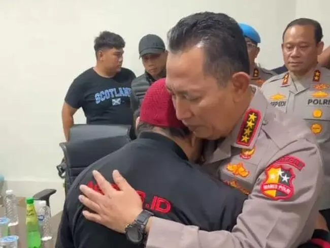 Kapolri Temui Keluarga Ojol Korban Rantis, Minta Maaf dengan Haru