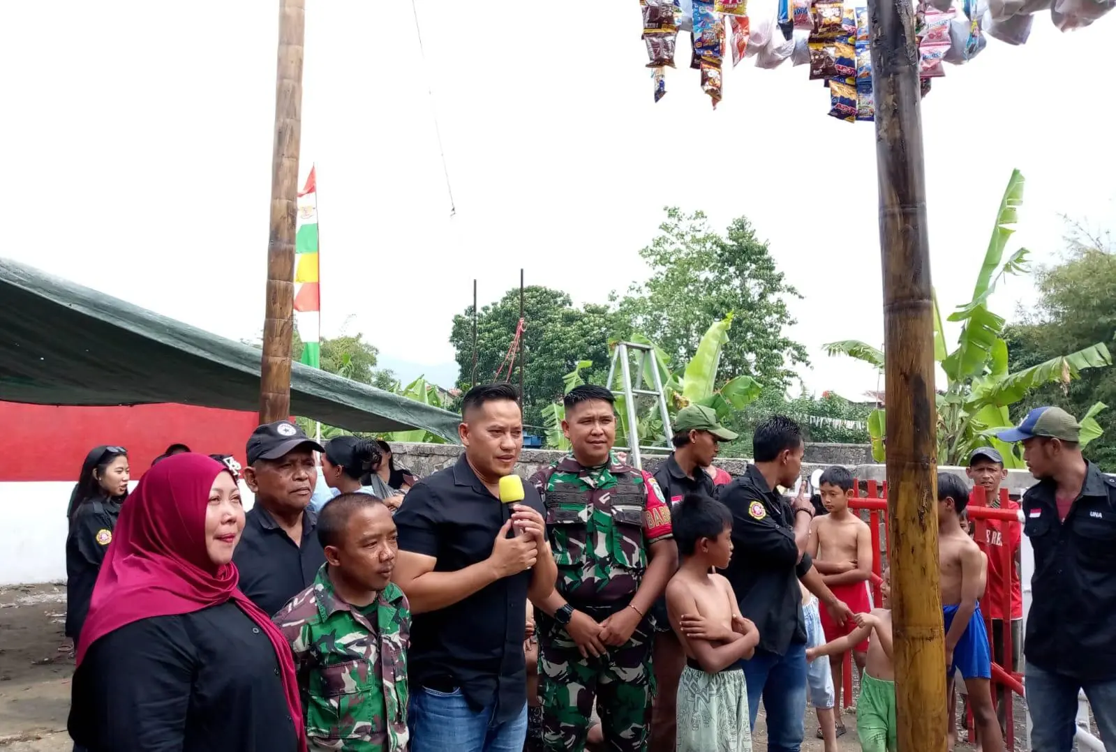 Ketua RW 17 Cijagra Ibu Sumiati Laksanakan Kegiatan Kebersamaan Lomba Panjat Pinang, Semangat Juang Pengisi Kemerdekaan HUT RI yang Ke 80 Tahun.
