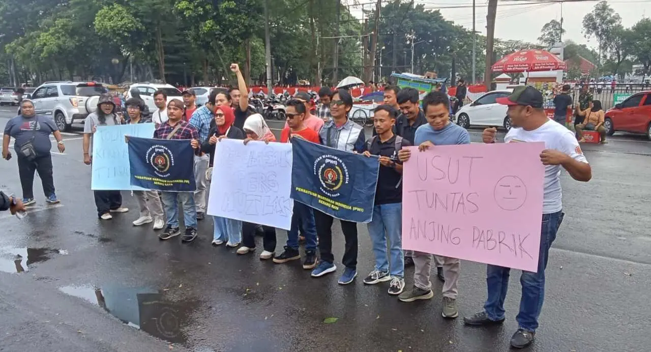 Wartawan Dikeroyok Saat Liputan, Puluhan Wartawan Serang Raya Tuntut Perlindungan dan Tegakkan Kebebasan Pers