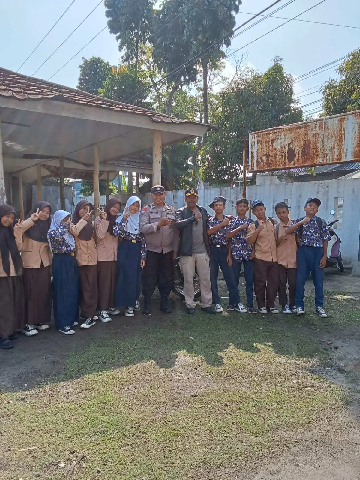 Bhabinkamtibmas Desa Neglasari Gelar Penyuluhan Kamtibmas di SMP Darul Hikam