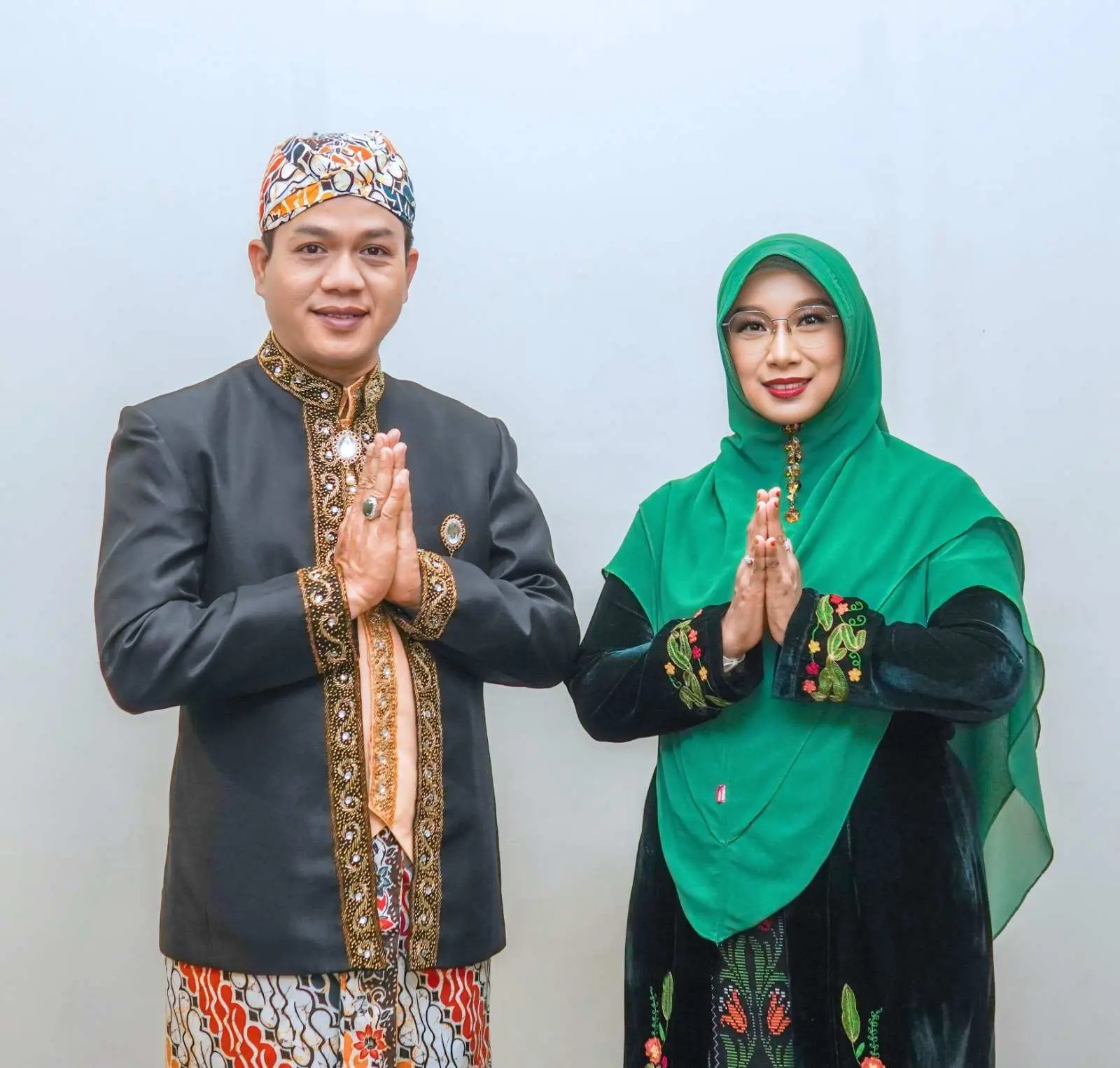 Tampil dengan Busana Adat Tatar Ukur, Kang DS dan Istri Hadiri HUT Jabar ke-80