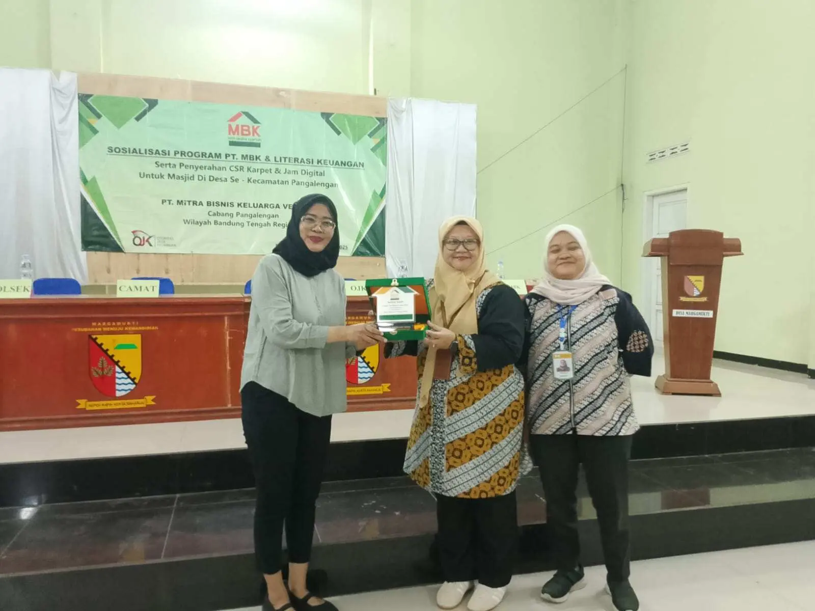 MBK Ventura Serahkan CSR 66 Karpet dan 9 Jam Digital untuk Masjid di Pangalengan