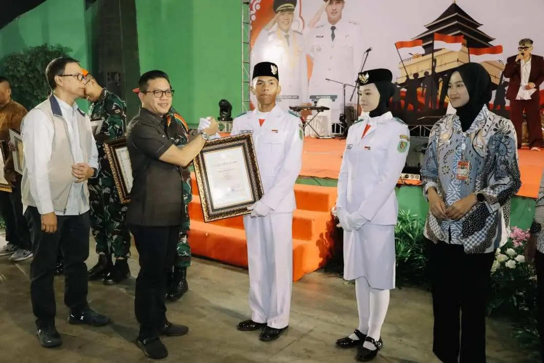 Peringatan HUT RI ke-80 Sukses, Bupati Kang DS Beri Beasiswa untuk Semua Petugas Upacara