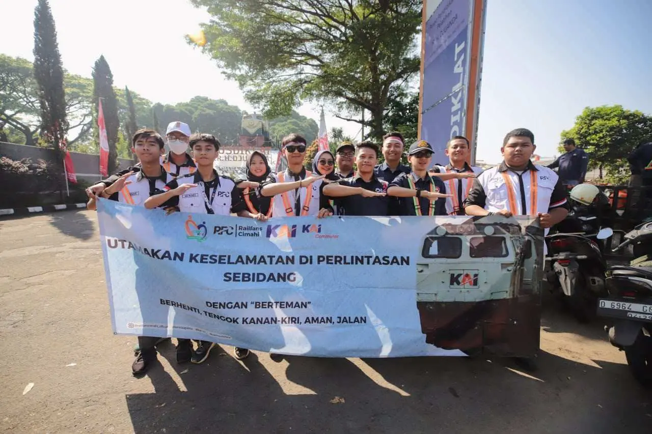 Sambut HUT ke-80, Komunitas Edan Sepur Kampanyekan Tertib dan Selamat di Perlintasan