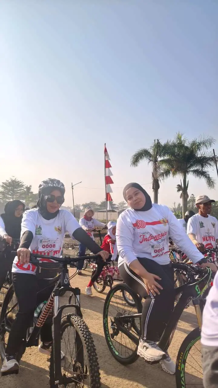 Ketua DPRD Kabupaten Bandung Hj Renie Rahayu Ikuti Sepeda Santai Ceria Dalam Rangka Menyambut HUT RI Yang ke 80 