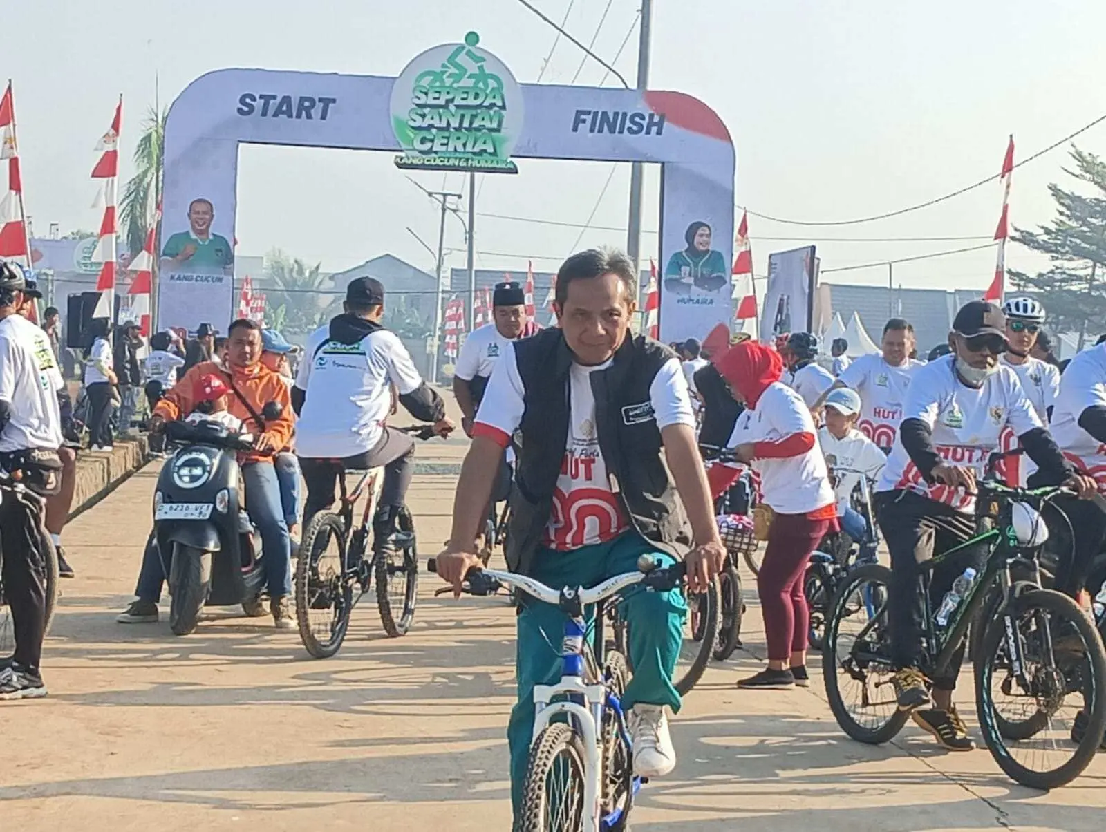 Pj Kepala Desa Solokanjeruk Apresiasi Sepeda Santai Ceria Dalam Rangka Menyambut HUT RI Yang ke 80 
