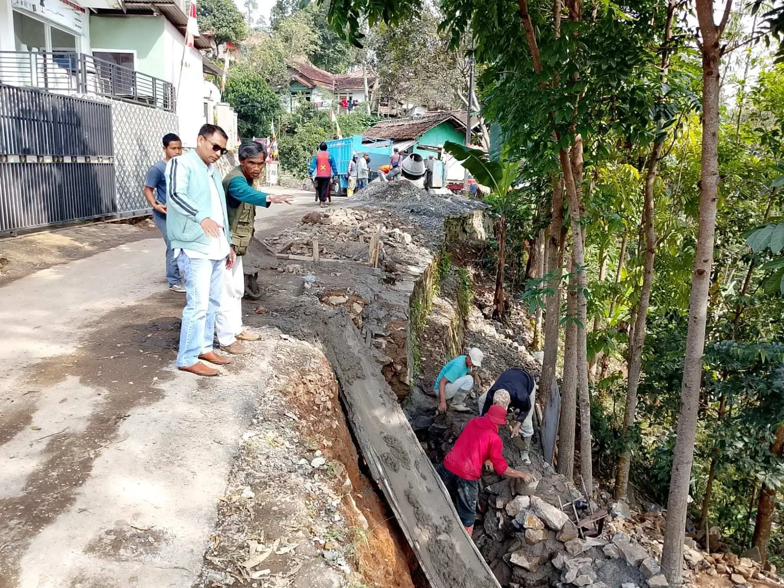 Aspirasi Warga Didengar, TPT di Desa Tribakti Mulya Dibangun, Warga Ucapkan Terimakasih Kang DS