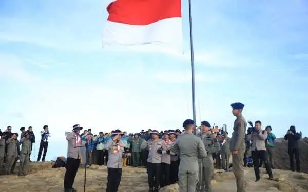 Pengibaran Merah Putih di Puncak Gunung Ciremai Kapolda Jabar : Padamu Negeri Kami Berbakti