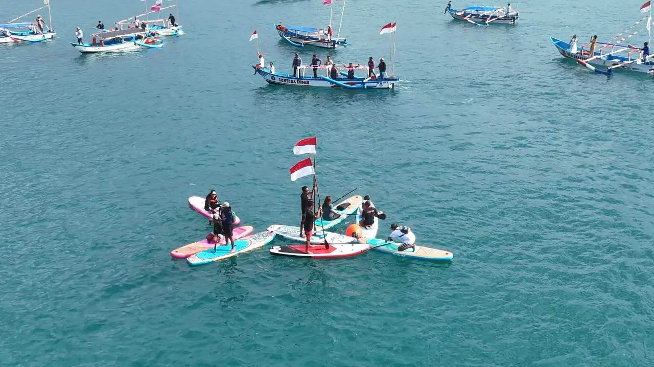 Ratusan Nelayan Kibarkan 17.845 Bendera Merah Putih di Laut Pangandaran
