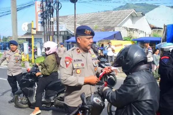Brimob Jabar Semarakkan Nasionalisme dengan Bendera Merah Putih