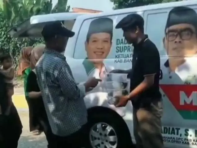 Hadir di Tengah-tengah Warga, Sahabat Hadiat Berbagi Makanan 