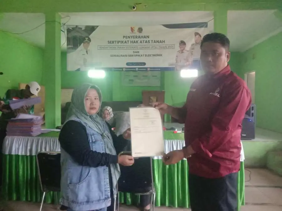 Pemdes Mekarlaksana Serahkan Sertifikat Tanah Melalui Program PTSL